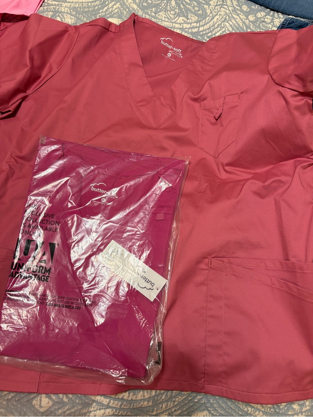 Scrub top. Lots of details. Never worn - Picture 5 of 6